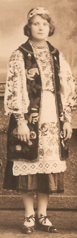 [ Grandma in Ukrainian national costume, early 1930s ]